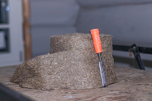 Как выглядит дом-баня из лафета внутри, когда покраска сделана по уму