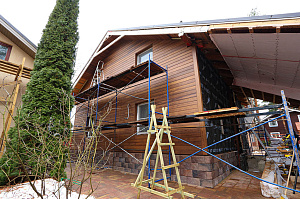 Бревенчатый дом больше не нуждается в ремонте каждые 5 лет: как вентилируемый фасад и цоколь White Hills решили проблему навсегда