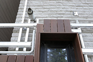 Скрытый крепёж САМО, цеховая покраска и масло Renner: почему термоясень — лучший выбор для статусного дома в Ленинградской области