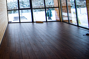 укладка крашенной инженерной доски