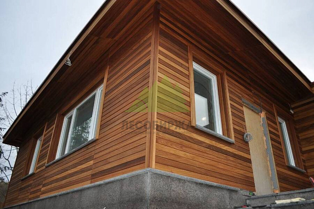 Установка вагонки на фасад дома: разбор типичных проблем в климате Петербурга