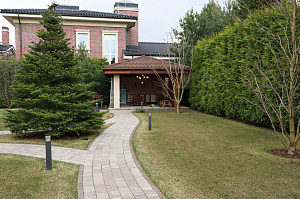 Скрытый крепёж, цеховая покраска и сибирская лиственница: почему этот проект в Мысе Удальцово не требует внимания уже 4 года