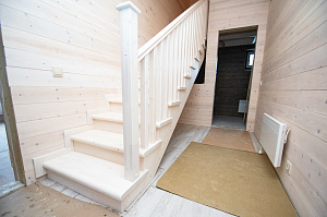 белая лестница из сосны