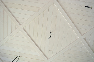 Шепот дерева: Завершенные работы по отделке стен и потолков в Кармолино