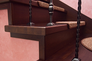 Забежные ступени, кованые балясины и ясень: история одной лестницы, рожденной в содружестве с клиентом