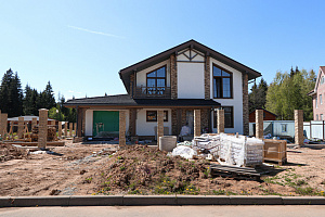 Фасад в стиле Шале: Изысканный коттедж в Новом Щеглово от Лесобиржи-Спб