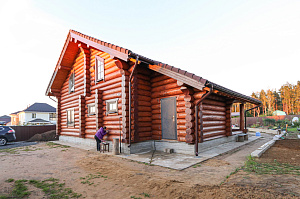 Шестифакторная защита и идеальная гладкость: премиальная покраска бревенчатого дома от ЛесоБиржи - СПб