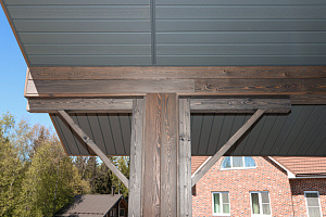 Фасад в стиле Шале: Изысканный коттедж в Новом Щеглово от Лесобиржи-Спб