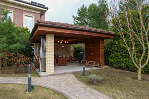 Скрытый крепёж, цеховая покраска и сибирская лиственница: почему этот проект в Мысе Удальцово не требует внимания уже 4 года