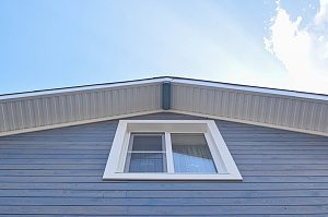 Низкий сорт — высокий результат: дымчато-синий фасад из лиственницы ВС от Лесобиржи - СПб