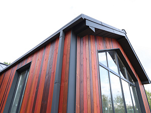 Поместье «Алексеевское»: фасад из термососны в четырех цветах — смелое решение для взыскательных владельцев

