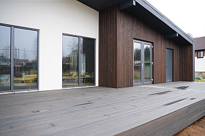 Премиальная отделка фасада и террасы лиственницей: проект ЛесоБиржи на Ладожские Берега