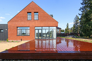 Гармония стиля и функциональности: гараж и терраса из лиственницы в Низово