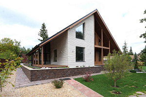 Скрытый крепёж САМО, цеховая покраска и масло Renner: почему термоясень — лучший выбор для статусного дома в Ленинградской области