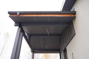 Изысканная терраса из сибирской лиственницы в Солнечной Долине