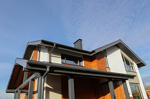 Яркий акцент в Павловске: Комбинированный фасад из лиственницы и ДПК