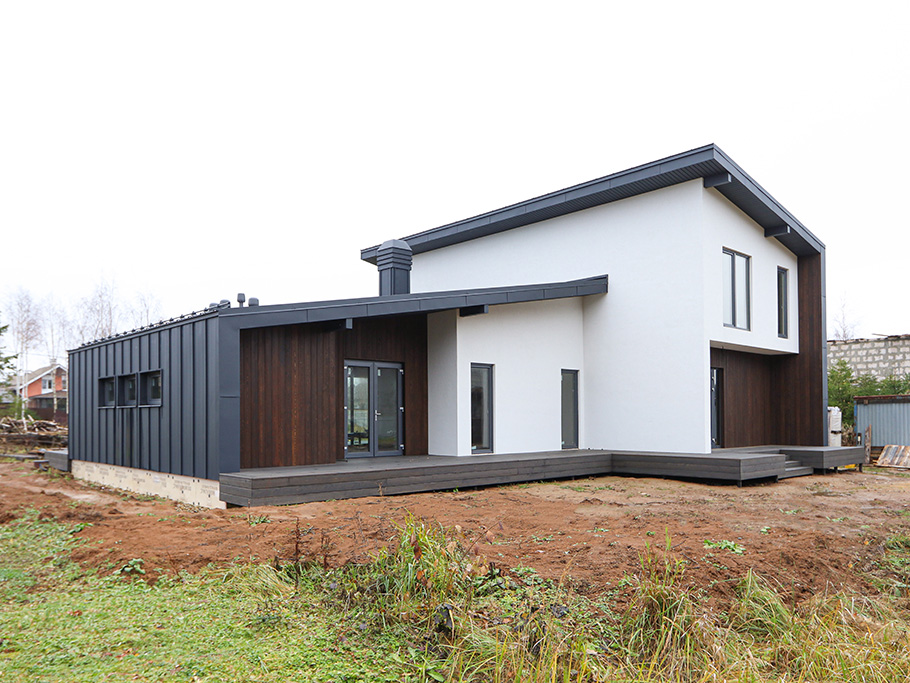 Премиальная отделка фасада и террасы лиственницей: проект ЛесоБиржи на Ладожские Берега