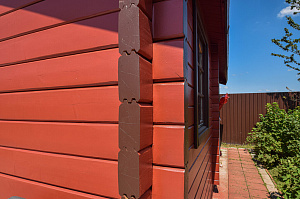 Вишневый фасад и темно-коричневые акценты: история преображения целого участка в Ленинградской области