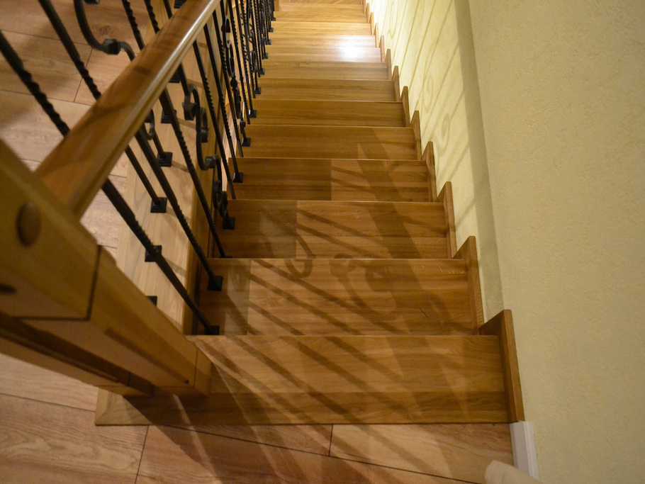 Лиственница высшего сорта и кованая надежность: идеальный баланс для семейной безопасности