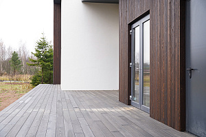 Премиальная отделка фасада и террасы лиственницей: проект ЛесоБиржи на Ладожские Берега