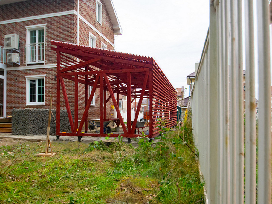 Функциональность с душой: хозблок, который не хочется прятать, и навес, украшающий участок