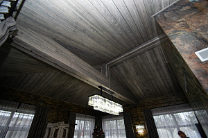 отделка потолка брашированной доской 3