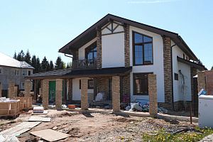 Фасад в стиле Шале: Изысканный коттедж в Новом Щеглово от Лесобиржи-Спб