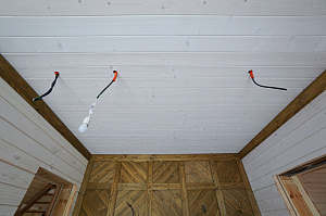 Шепот дерева: Завершенные работы по отделке стен и потолков в Кармолино