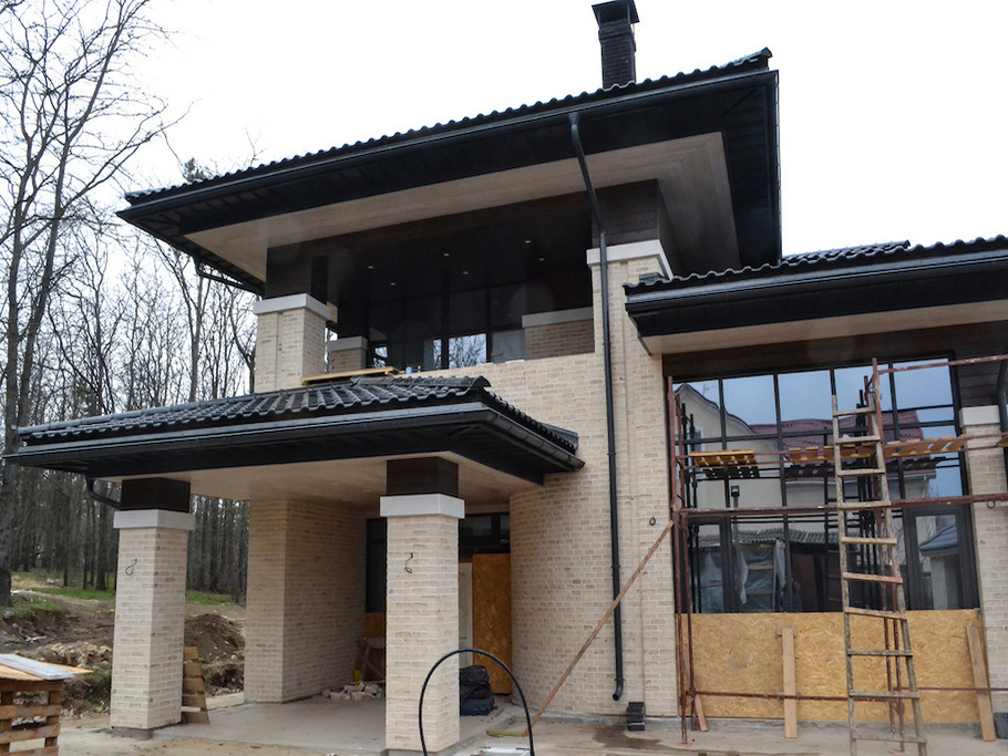 Трехслойная защита и сибирская лиственница: комбинированный фасад, которому не страшны капризы погоды