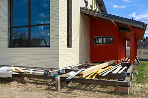 Фасад с характером: Сочетание лиственницы, сосны и камня в Honka Family Club