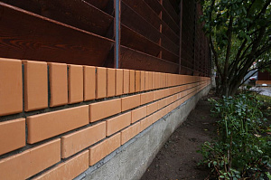 Элегантный забор из планкена и кирпича на Прохладном озере