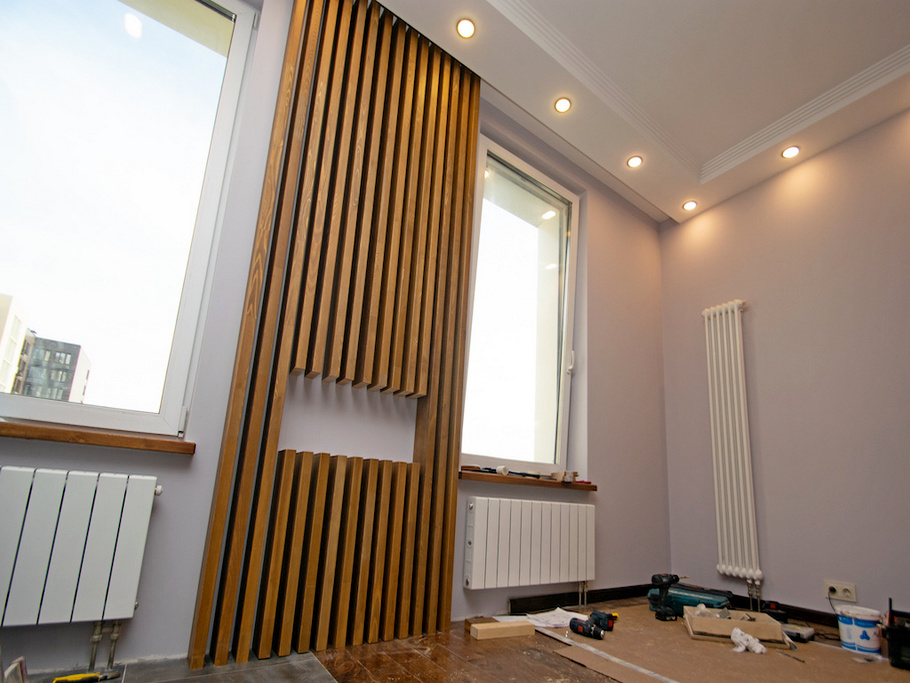 Деревянный акцент: от хаоса открытой планировки к продуманному интерьеру