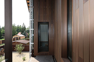 Скрытый крепёж САМО, цеховая покраска и масло Renner: почему термоясень — лучший выбор для статусного дома в Ленинградской области