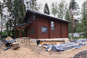 Комплекс работ по покраске деревянного дома с балками на террасе и стобами