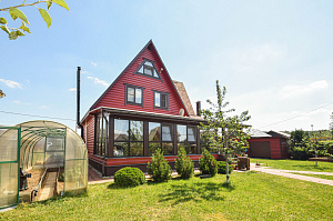 Вишневый фасад и темно-коричневые акценты: история преображения целого участка в Ленинградской области