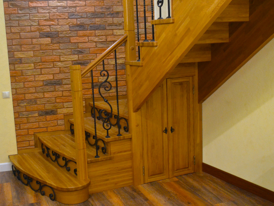 Лестница, которая простоит века: дубовый массив, ручная ковка и безупречный лаковый финиш