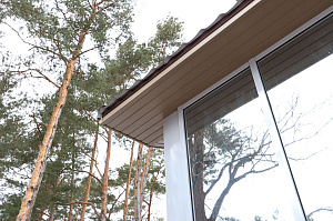 Бревенчатый дом больше не нуждается в ремонте каждые 5 лет: как вентилируемый фасад и цоколь White Hills решили проблему навсегда