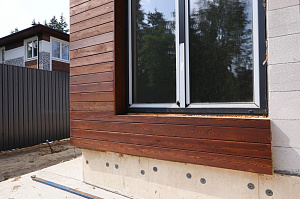 Лиственница + термолиственница + покраска Renner в цехе: почему эта комбинация делает фасад неуязвимым к влаге и времени