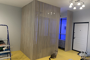 гардеробная из деревянных брусков