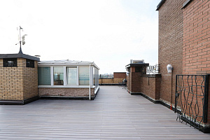 Эксклюзивная терраса из термоясеня на эксплуатируемой кровле в Санкт-Петербурге