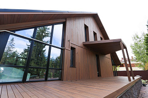 Скрытый крепёж САМО, цеховая покраска и масло Renner: почему термоясень — лучший выбор для статусного дома в Ленинградской области