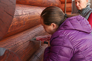 Покраска бревенчатого дома элитным гидромаслом от Renner