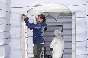 Как выглядит дом-баня из лафета внутри, когда покраска сделана по уму