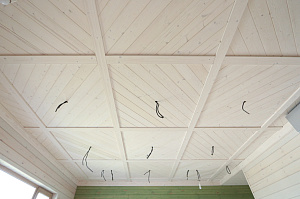 Шепот дерева: Завершенные работы по отделке стен и потолков в Кармолино