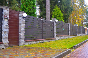 забор с камнем