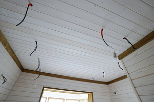 Шепот дерева: Завершенные работы по отделке стен и потолков в Кармолино