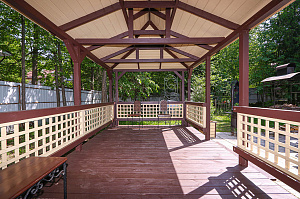 Элегантное обновление деревянных построек в Луговом: профессиональная покраска и защита от Лесобиржи-Спб