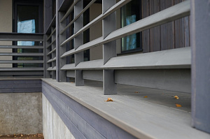 Изысканная терраса из сибирской лиственницы в Солнечной Долине