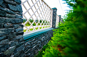 комбинированное ограждение из камня и шпалер