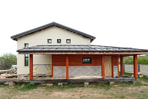 Фасад с характером: Сочетание лиственницы, сосны и камня в Honka Family Club